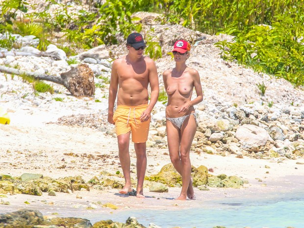 Heidi Klum com o namorado, Vito Schnabel, em praia em Tulum, no México (Foto: AKM-GSI Brasil)