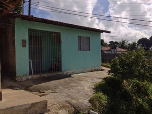 Casa do garoto de 10 anos atingido por bala perdida em Jaboatão, PE. (Foto: Kety Marinho / TV Globo)