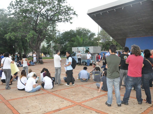 Manifestantes fazem assembleia popular em Campo Grande (Foto: Fabiano Arruda/G1 MS)