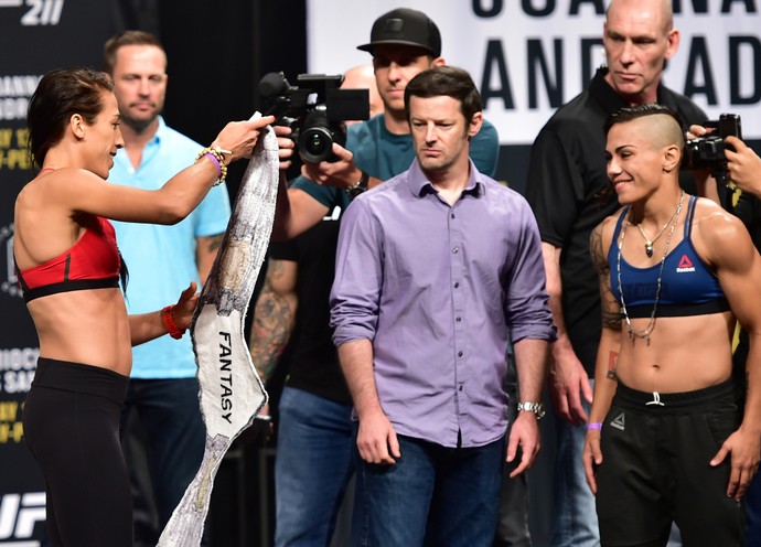 Joanna Jedrzejczyk, Jéssica Andrade, encarada pesagem UFC 211, MMA (Foto: Jason Silva)