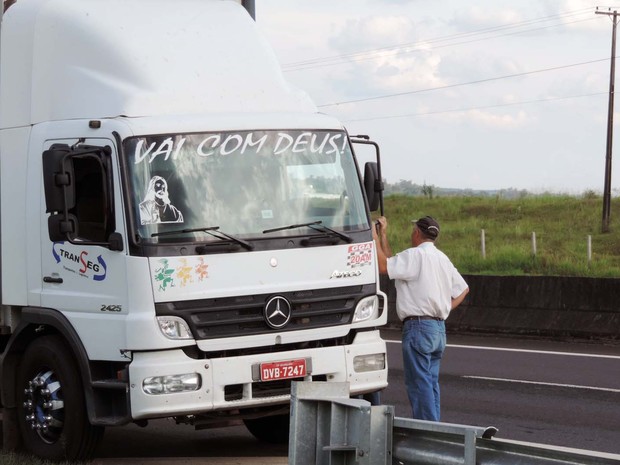 Negociação entre caminhoneiros e chapas é feita à beira das rodovias  (Foto: Valmir Custódio/G1)