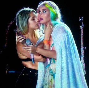Fãs  que subiram no palco no show de Katy Perry no Rock in Rio (Foto: Instagram / Reprodução)