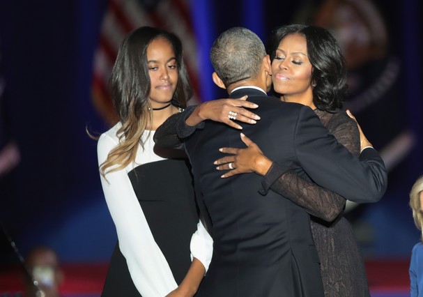 CHICAGO, IL - JANUARY 10:  President Barack Obama embraces his wife Michelle and daughter Malia following his farewell speech to the nation on January 10, 2017 in Chicago, Illinois. President-elect Donald Trump will be sworn in the as the 45th president o (Foto: Getty Images)