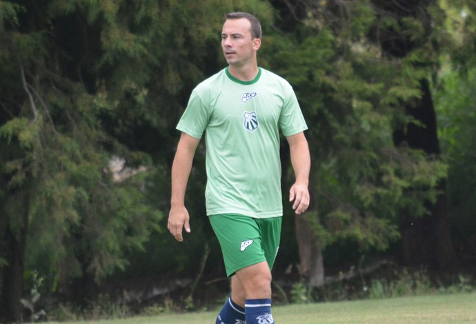 Zagueiro Plínio, da Caldense, estará de volta à equipe no jogo contra o Atlético-MG (Foto: Régis Melo)