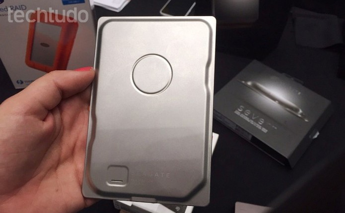 HD externo da Seagate possui somente 7 mm de espessura (Foto: Laura Martins/TechTudo) HD externo da Seagate possui somente 7 mm de espessura (Foto: Laura Martins/TechTudo)