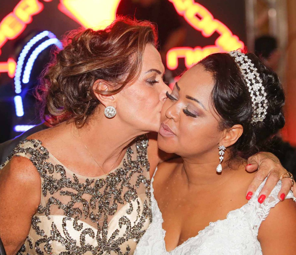 Carinho entre Ieda e Elis... (Foto: Foto: Johnny Keppk)