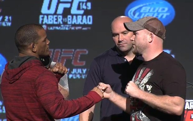 Hector Lombard e Tim Boetsch se encaram, na coletiva do UFC 149 (Foto: Reprodução/Youtube) Hector Lombard e Tim Boetsch se encaram, na coletiva do UFC 149 (Foto: Reprodução/Youtube)