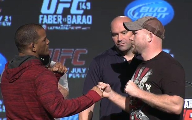 Hector Lombard e Tim Boetsch se encaram, na coletiva do UFC 149 (Foto: Reprodução/Youtube)