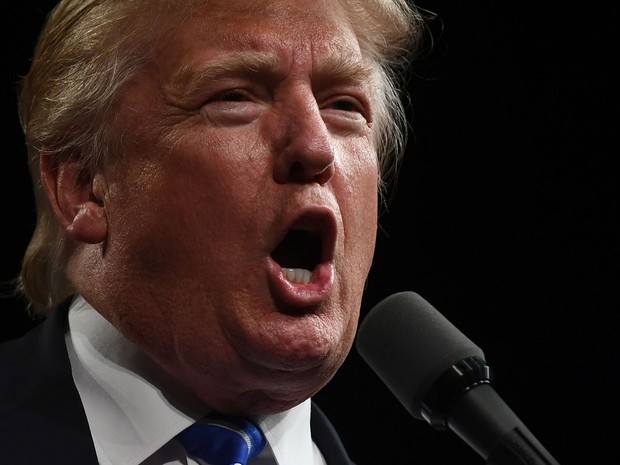 Donald Trump durante comício em Novi, Michigan, na sexta (30) (Foto: Jewel Samad/AFP)