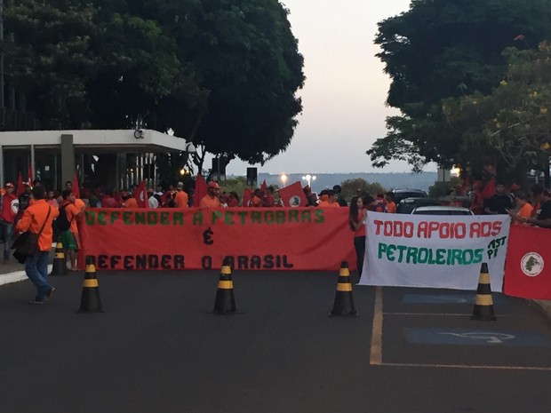 Integrantes de protesto com faixas em apoio à Petrobras (Foto: Polícia Militar/Divulgação)