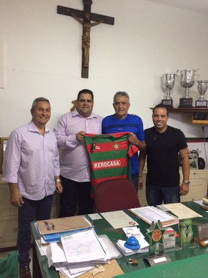 Gaúcho posa com a camisa da Lusa carioca: aposta em 2016 (Foto: Divulgação )