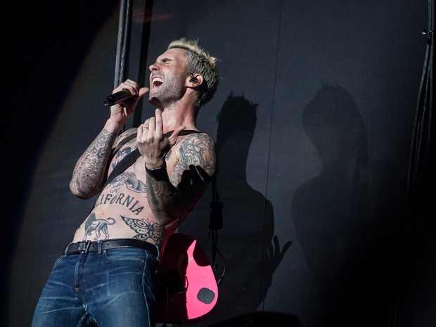 Adam Levine comanda o show do Maroon 5 no Allianz Parque, o estádio do Palmeiras, na noite desta quinta-feira (17) em São Paulo. O vocalista galã tirou a camiseta e levou o público aos gritos durante o show (Foto: Fábio Tito/G1)