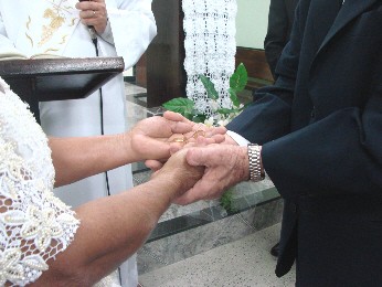 Casal seguram as alianças usadas na celebração, em Jacareí (Foto: Suellen Fernandes/G1)
