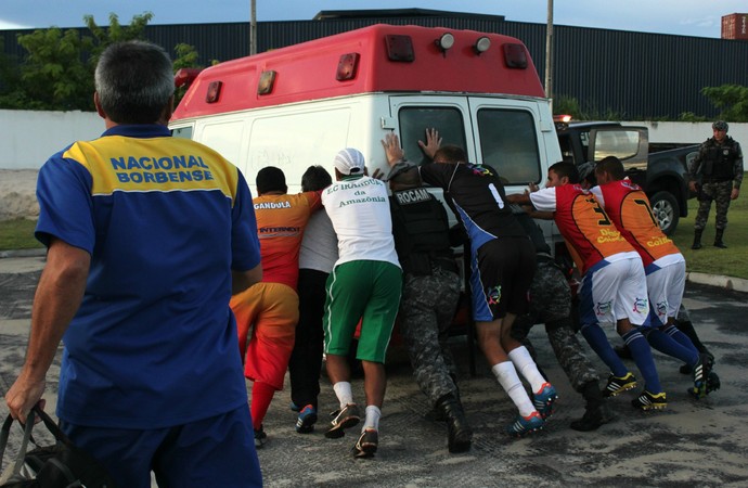 Ambulância fica no prego ao prestar socorro a jogador do Campeonato Amazonense (Foto: Isabella Pina)