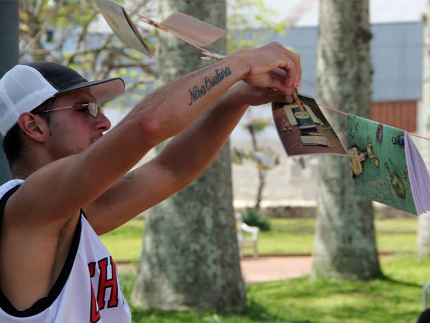 Varal com poesias, fotografias e livros pode ser montado pela comunidade (Foto: Marília Rossi/ Esquina)