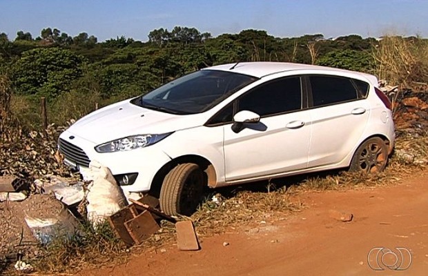 Polícia rastrou os suspeitos pelo celular da vítima, que ficou dentro do carro em Goiânia, Goiás (Foto: Reprodução/TV Anhanguera)