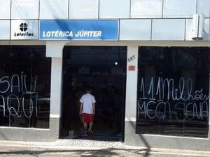 Lotrica que vendeu o bilhete ganhador da Mega-Sena comemora venda em Santa Brbara (Foto: Aldo Morelli Junior/acervo pessoal)
