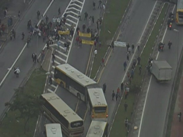 Manifestantes utilizam ônibus para bloquear Radial Leste  (Foto: Reprodução/ TV Globo)