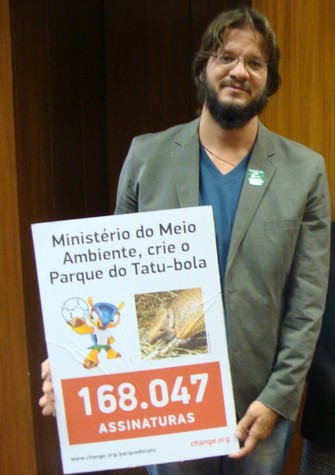 Entrega de abaixo-assinado com mais de 180 mil apoios ao Ministério do Meio Ambiente (Foto: Divulgação/Change.org/Facebook) Entrega de abaixo-assinado com mais de 180 mil apoios ao Ministério do Meio Ambiente (Foto: Divulgação/Change.org/Facebook)