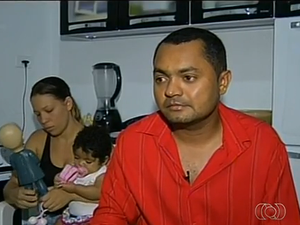 Pais de bebê com doença rara estão preocupado e dizem que não sabem mais a quem recorrer (Foto: Reprodução/TV Anhanguera)