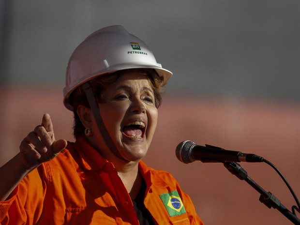  A presidente Dilma Rousseff o governador do Rio de Janeiro, Sérgio Cabral, e o prefeito Eduardo Paes visitam as obras da P-74 (Petrobras) no Estaleiro Inhaúma, na região de São Gonçalo, nesta quarta-feira (Foto: Rudy Trindade/Frame/Folhapress)