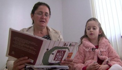 Aluna Nota 11: Menina de 7 anos ensina babá a ler e escrever