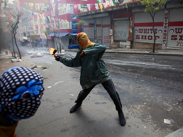 Confronto entre manifestantes e polícia na Turquia (Foto: Reuters)