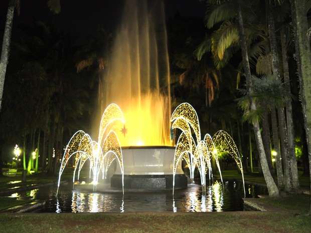 Fonte do Parque José Affonso Junqueira recebeu iluminação. (Foto: Lúcia Ribeiro/G1) Fonte do Parque José Affonso Junqueira recebeu iluminação. (Foto: Lúcia Ribeiro/G1)