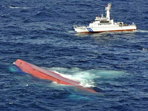 Cargueiro japonês virou na costa do Japão, após colidir com embarcação de Serra Leoa. (Foto: Kyodo News / Via AP Photo)