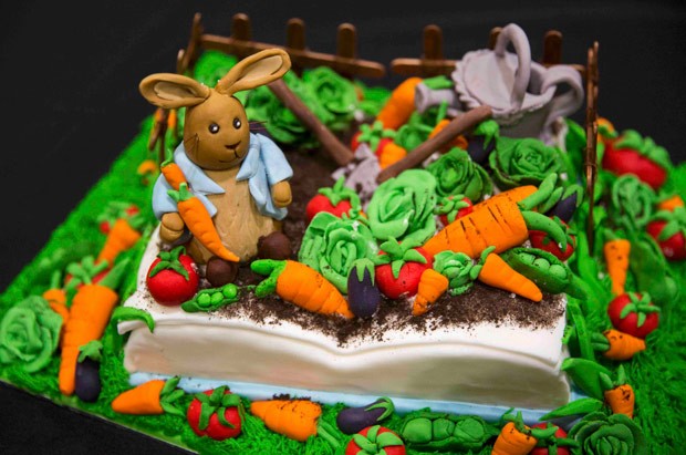 Bolo foi inspirado na história de Peter Rabbit (Foto: Neil Hall/Reuters)