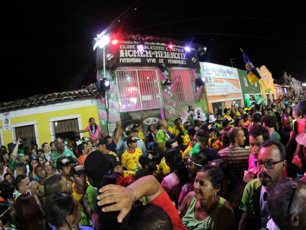 Expectativa pela saída do Homem da Meia-Noite da sede (Foto: Aldo Carneiro / Pernambuco Press)