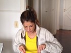Carol Magalhães posta vídeo para 'provar' que come
