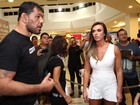 Nicole Bahls rouba a cena em evento com lutadores de UFC, no Rio