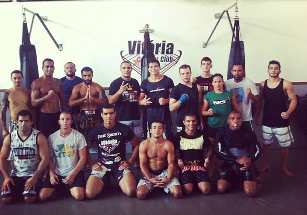 Equipe de lutadores da academia Vitória Combat com Erick e Gabriel Silva (Foto: Reprodução/Facebook)