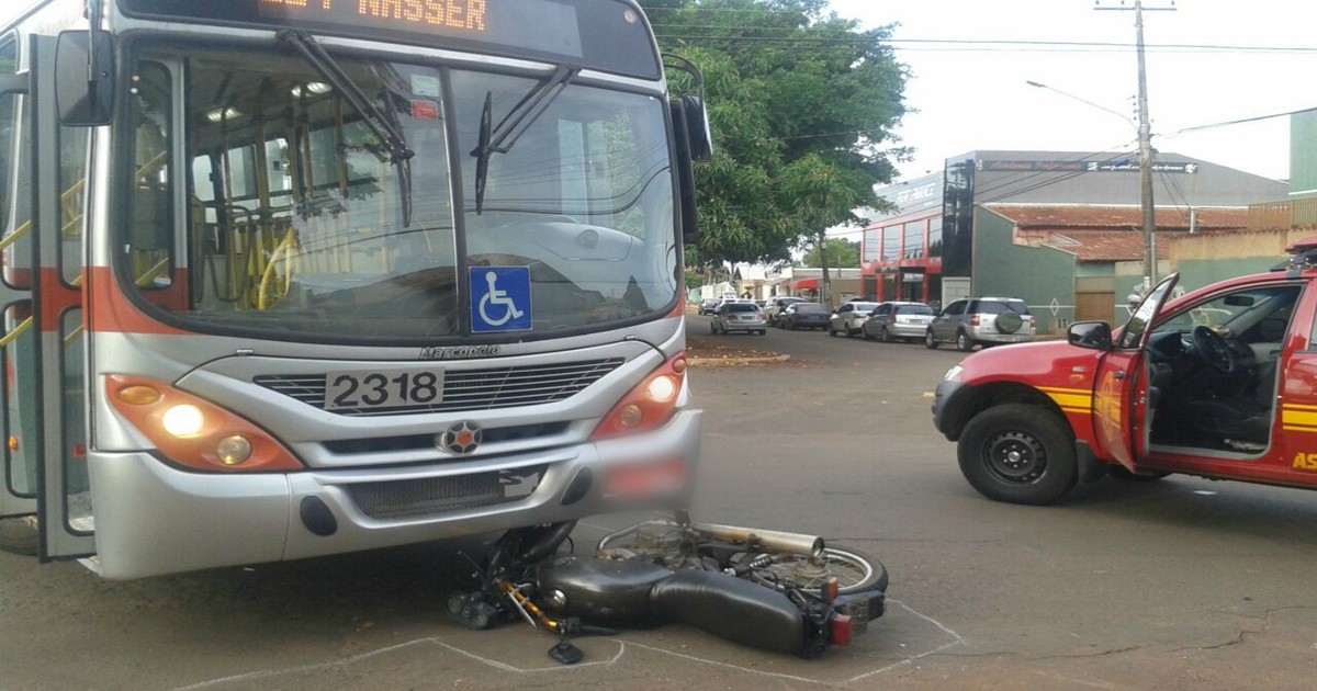 G Motociclista Sem Cnh Fica Ferido Ao Bater Em Nibus Em Campo