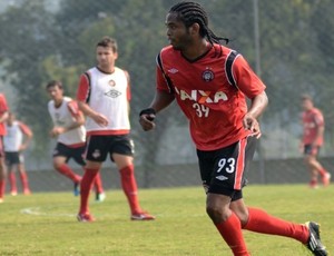 Vinícius Alberto Nunes, novo reforço do Atlético-PR, já treina no CT do Caju (Foto: Site oficial de Atlético-PR/Divulgação)