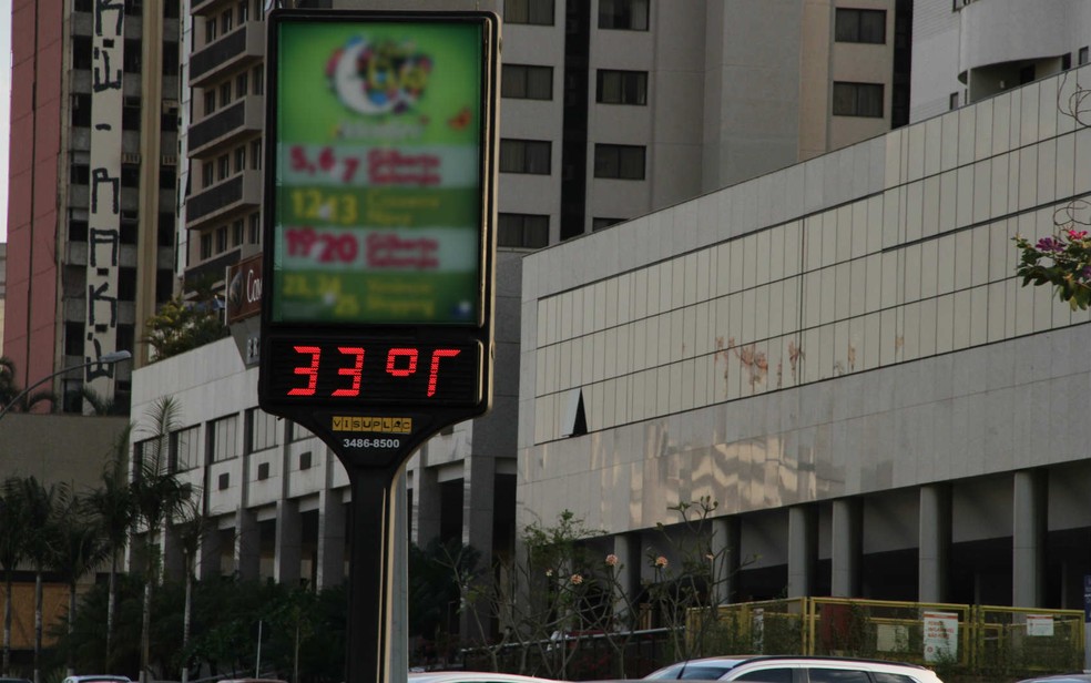 Termômetro no centro de Brasília marca temperatura de 33 ºC, em imagem de arquivo (Foto: Vianey Bentes/TV Globo)