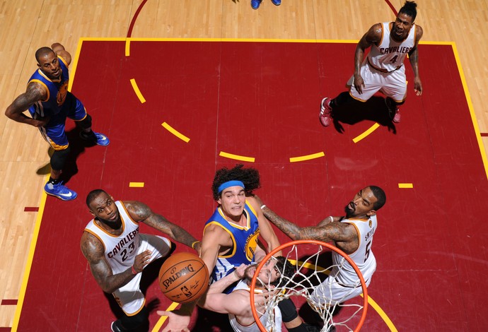 Anderson Varejão briga pelo rebote ofensivo na vitória sobre os Cavaliers (Foto: Getty Images)