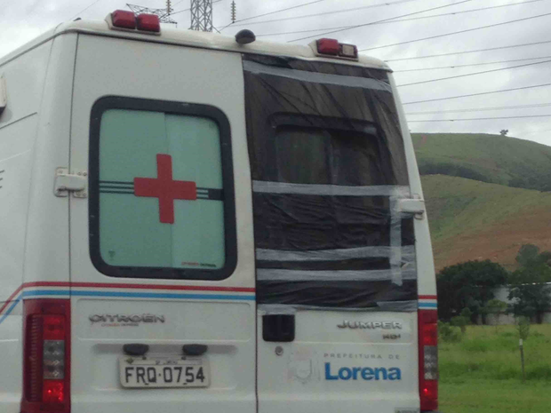 Motorista flagrou ambulância de Lorena sem vidro na Via Dutra (Foto: Anderson Ferreira/Vanguarda Repórter)