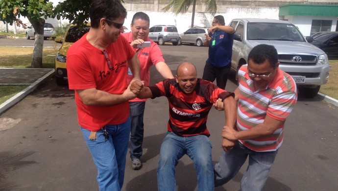 No AP, torcedor do Vasco perde aposta e vestirá a camisa do Flamengo por 1 ano (Foto: Gabriel Penha/GE-AP)