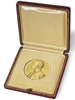 Imagem cedida pela casa de leilões mostra a medalha do Prêmio Nobel que James Watson ganhou em 1962 e que foi vendida por US$ 4,75 milhões  (Foto: AP Photo/Christie’s)