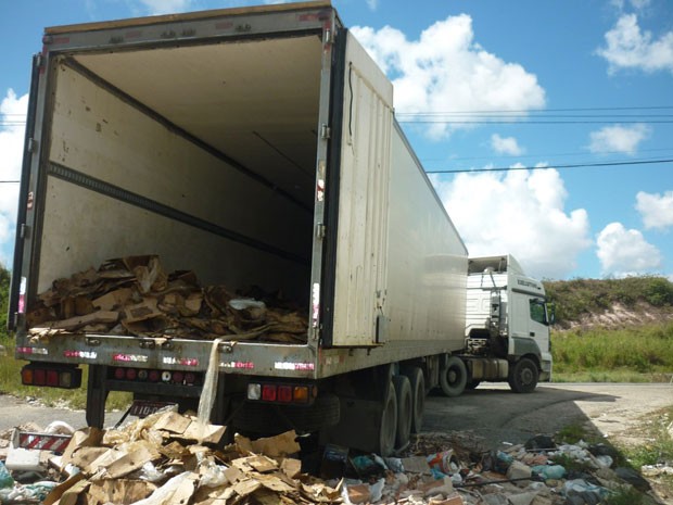 Lixo foi retirado de caminhão e jogado às margens da BR-101, em Paratibe (Foto: Divulgação/ Cipoma)