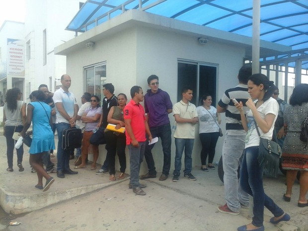 Candidatos do concurso para professor no Maranhão do lado de fora da Facam (Foto: Alessandra Rodrigues / Mirante AM)