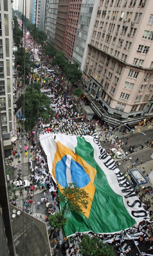 Manifestantes ocupam Avenida Rio Branco nesta quarta-feira (Foto: Tasso Marcelo/AE)