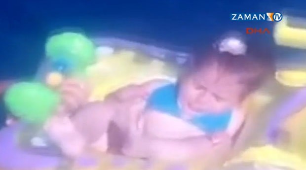 Pais esqueceram que haviam deixado beb em brinquedo inflvel (Foto: Reproduo/Zaman TV)