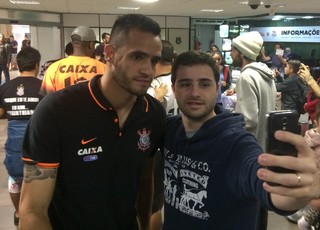 Renato Augusto posa para foto com um torcedor do Corinthians, em Florianópolis (Foto: Marcelo Hazan) Renato Augusto posa para foto com um torcedor do Corinthians, em Florianópolis (Foto: Marcelo Hazan)