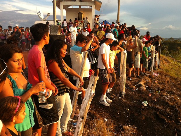 Além da multidão que acompanha de perto a Via Sacra de Planaltina, muito assistem ao espetáculo do alto do Morro da Capelinha (Foto: Felipe Néri/G1)