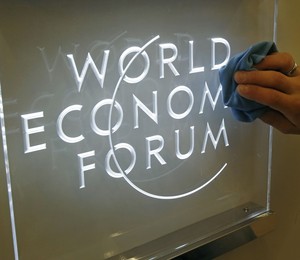 Placa do Forum Econômico Mundial de Davos, na Suíça, que começa na quarta-feira (21) (Foto: AP Photo/Michel Euler) Placa do Forum Econômico Mundial de Davos, na Suíça, que começa na quarta-feira (21) (Foto: AP Photo/Michel Euler)