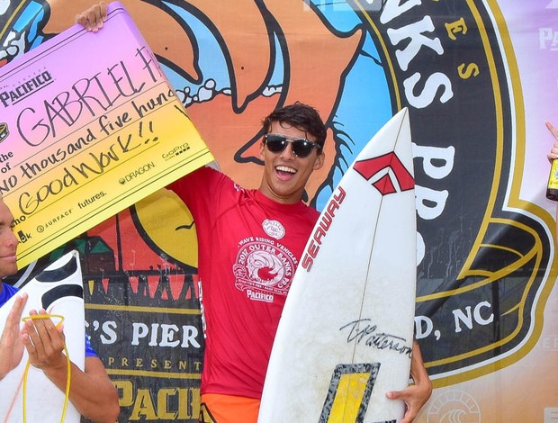 Gabriel Farias surfe