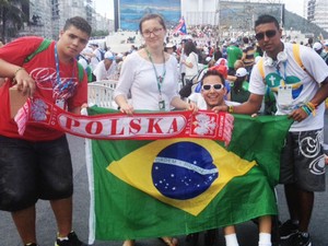 A polonesa Joanna Gleb posa para fotos com fiéis brasileiros (Foto: Tahiane Stochero/G1)